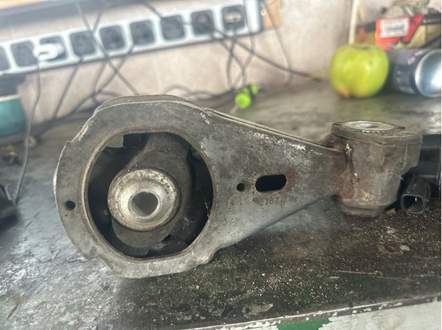 Подушка двигателя правая верхняя 113560012R RENAULT