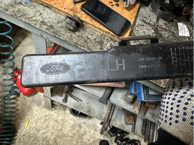 1335699 FORD Кронштейн бампера переднего левый купить в Ирпень