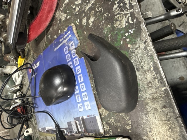 Заглушка гайки крепления поводка заднего дворника1 1493162 FORD
