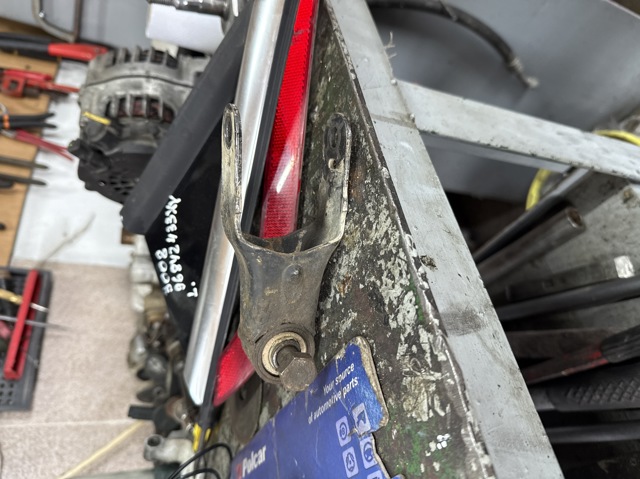 Кронштейн подушки (опоры) двигателя, задней 180649 PEUGEOT