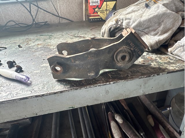 Кронштейн подушки (опоры) двигателя, задней 1806H1 PEUGEOT