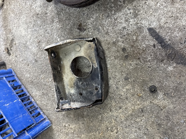 Кронштейн подушки (опоры) двигателя, левой 181358 PEUGEOT