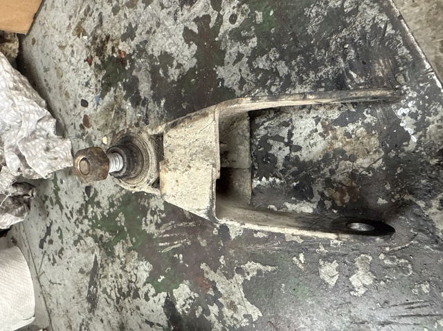 Кронштейн подушки (опоры) двигателя, задней 185414 PEUGEOT