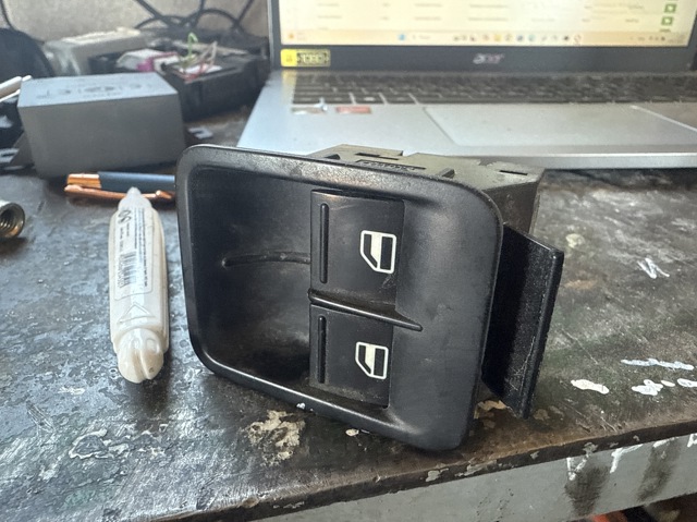 Кнопки переднего левого стеклоподъемника 1K3959857CREH VAG