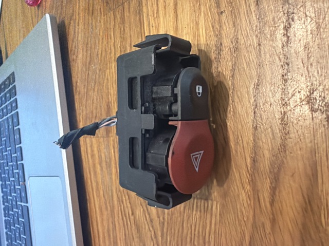 Кнопка аварийного сигнала 252100001R RENAULT