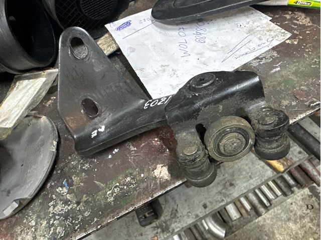 Ролик двери боковой/сдвижной, правый верхний 2T14V25028AE FORD