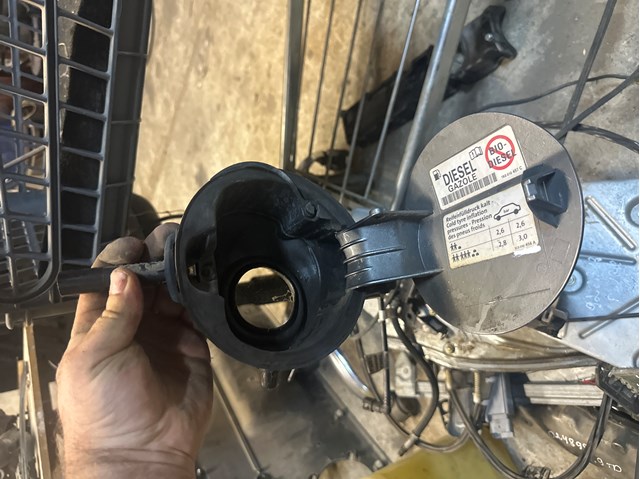 Дверка бензобака 3C9809857EGRU VAG