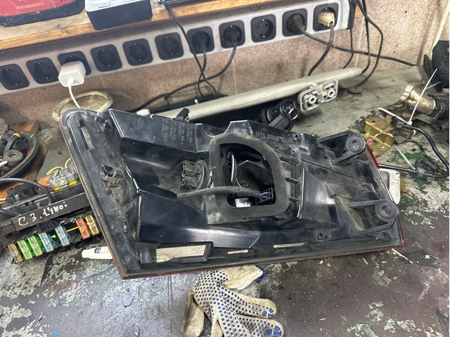 3V9945208 VAG Фонарь задний правый внешний купить в Черновцы