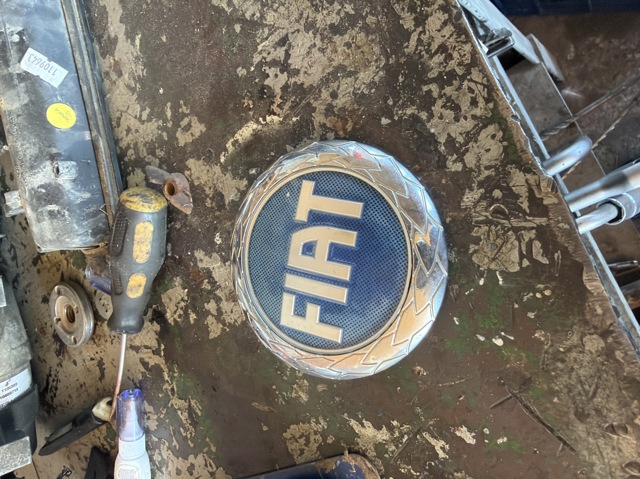 Эмблема на решетку радиатора 46832366 FIAT