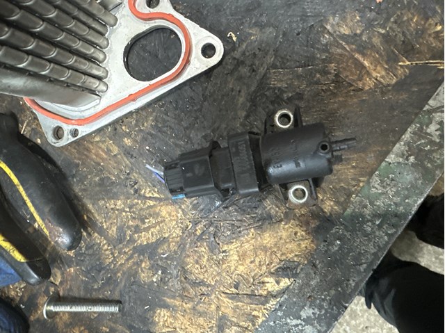 Клапан соленоид регулирования заслонки EGR 55566051 GM