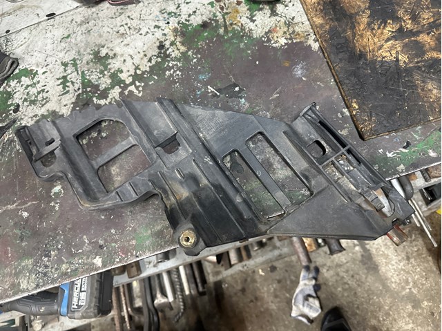 5K0807228A VAG Направляющая переднего бампера правая купить в Хмельницкий