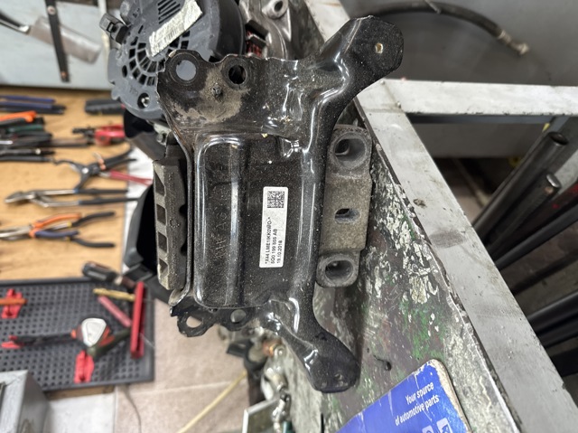 VAG 5Q0199555AB Подушка коробки передач в наличии Украина