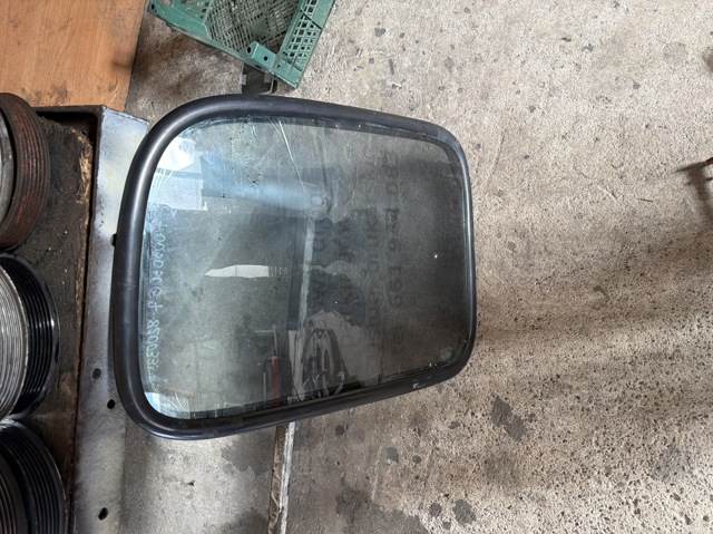 Стекло двери багажной распашной правой 7700303067 RENAULT