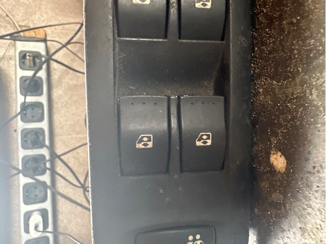 Кнопка блокировки дверей 8200015090 RENAULT