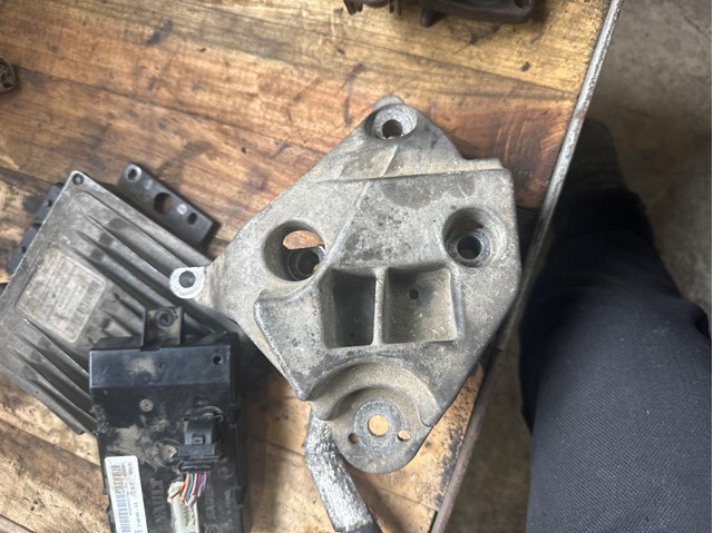 Кронштейн подушки (опоры) двигателя, правой 8200101849 RENAULT