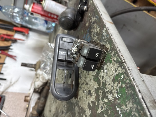 Кнопки переднего левого стеклоподъёмника 8200315042 RENAULT