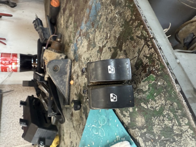Кнопки переднего левого стеклоподъемника 8200315050 RENAULT