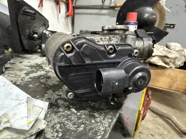 Клапан EGR, рециркуляции газов 8200327011 RENAULT