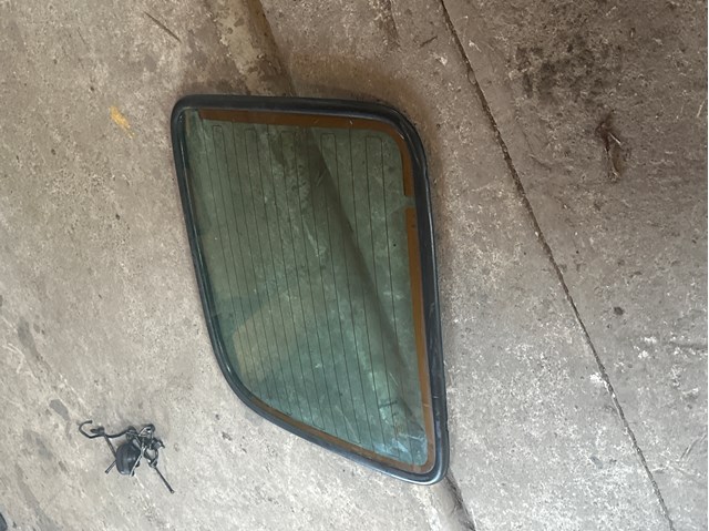 Стекло багажной двери распашной, левой 8200335331 RENAULT