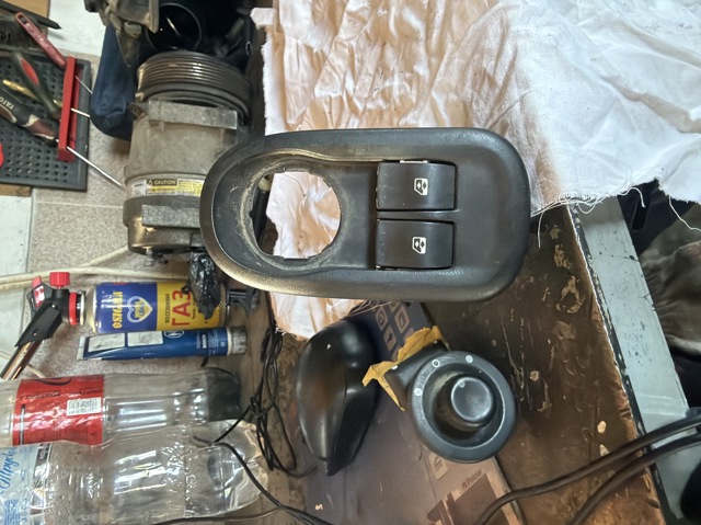 RENAULT 8200476806 Кнопочный блок управления стеклоподъемником передний левый в наличии Ровно