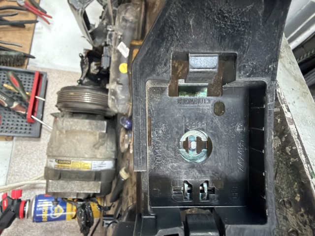 RENAULT 8200497521 Держатель наружной ручки двери передней левой в наличии Николаев