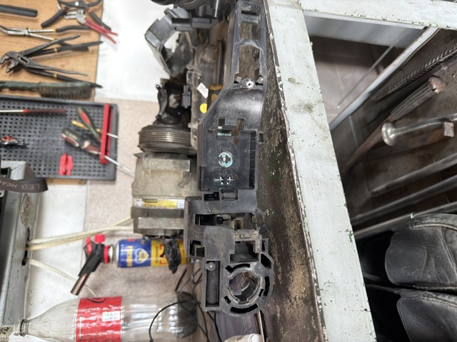 Держатель наружной ручки двери, передней левой 8200497521 RENAULT
