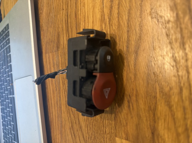 Кнопка включения аварийного сигнала 8200523299 RENAULT