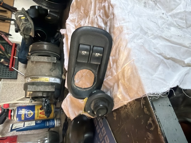 Накладка кнопки стекло подъемника переднего левого 8200637849 RENAULT