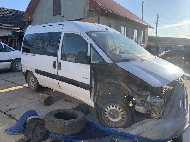 Пассажирская передняя дверь 9004V6 PEUGEOT