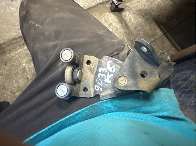 Ролик двери боковой правый центральный 9033K6 PEUGEOT