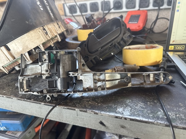 Держатель наружной ручки двери, передней левой 910970 PEUGEOT