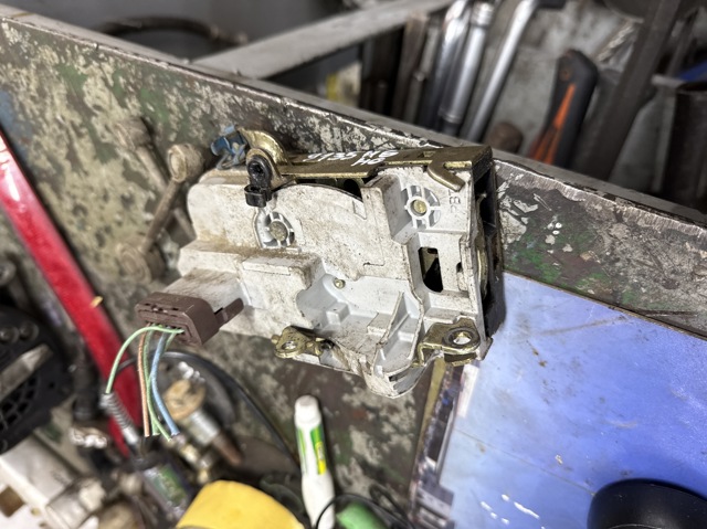 Замок двери водителя 9135H0 PEUGEOT