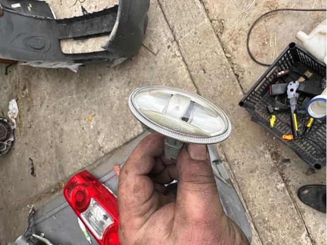 Повторитель поворота в крыло Ситроен Элизе