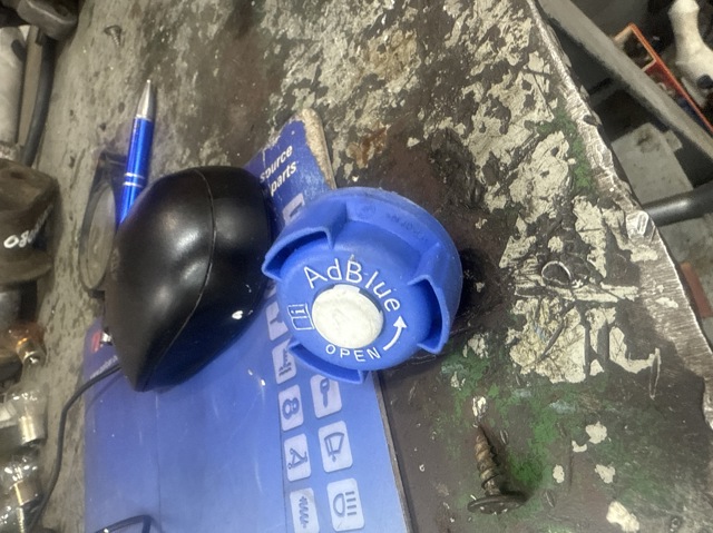 Крышка заливной горловины бака AD BLUE 9822165280 PEUGEOT
