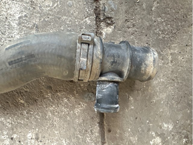 Водяной патрубок Ауди КУ7