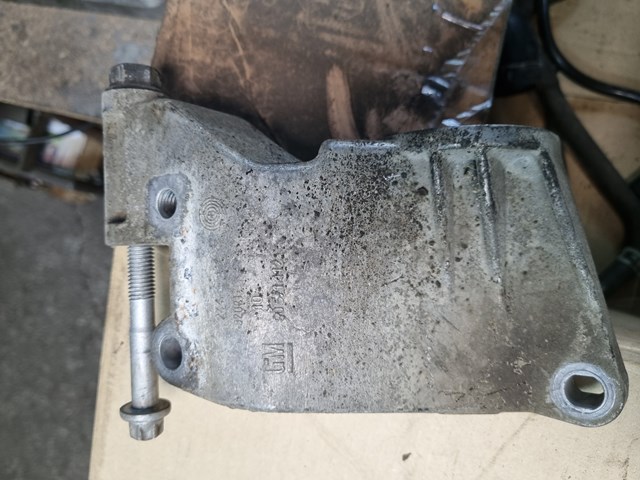 Крепление генератора 90571112 GM