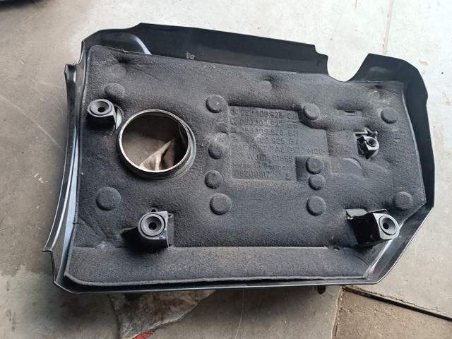 06J103925CB VAG Крышка двигателя купить в Ровно