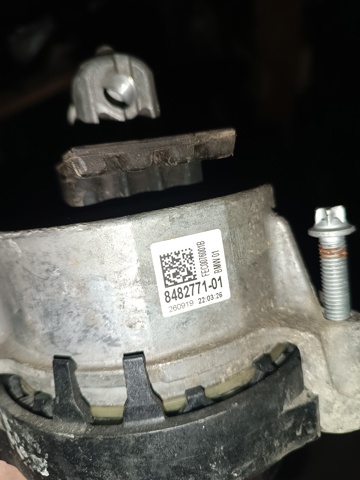 Левая опора двигателя 22118482771 BMW