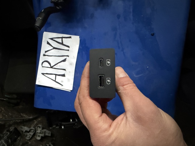 USB-разветвитель 253316UA0 NISSAN