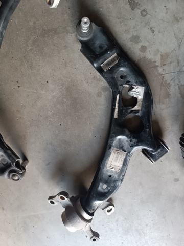 Рычаг передней подвески нижний левый 31126879843 BMW