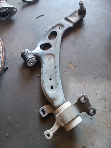 Передний нижний рычаг 31126879844 BMW