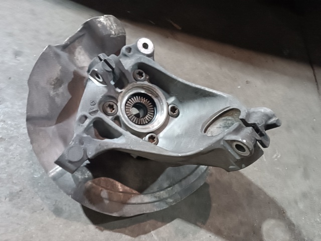 Кулак поворотный передний правый 31216876854 BMW