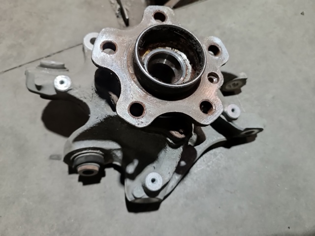 Цапфа (поворотный кулак) задний левый 33306871027 BMW