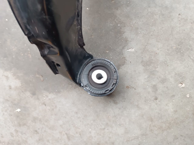 Рычаг/тяга задней подвески продольный нижний, левый 33326851575 BMW