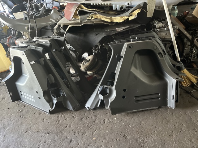 Облицовка багажного отсека, правая 42697003 GM