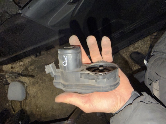 Мотор привода тормозного суппорта заднего стояночной системы 4631033010 TOYOTA