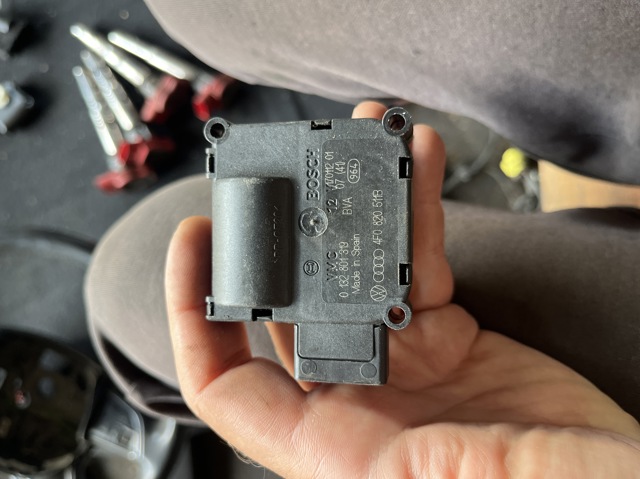 Привод системы автоматического управления отопителем Ауди А8 D3