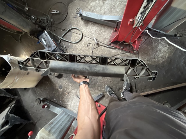 Кронштейн бампера заднего, центральный 4L0807329 VAG