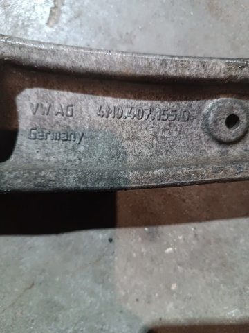 Левый рычаг передней нижней подвески 4M0407155D VAG