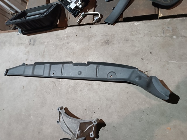 Уплотнитель крыла 4M0821111 VAG